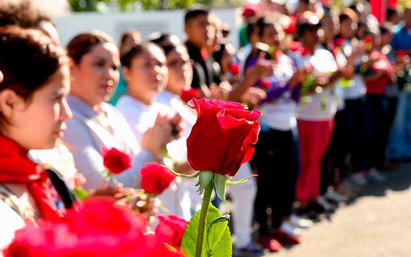 Jóvenes sandinistas ofrecen flores a Camilo Ortega y a los héroes y mártires de Monimbó