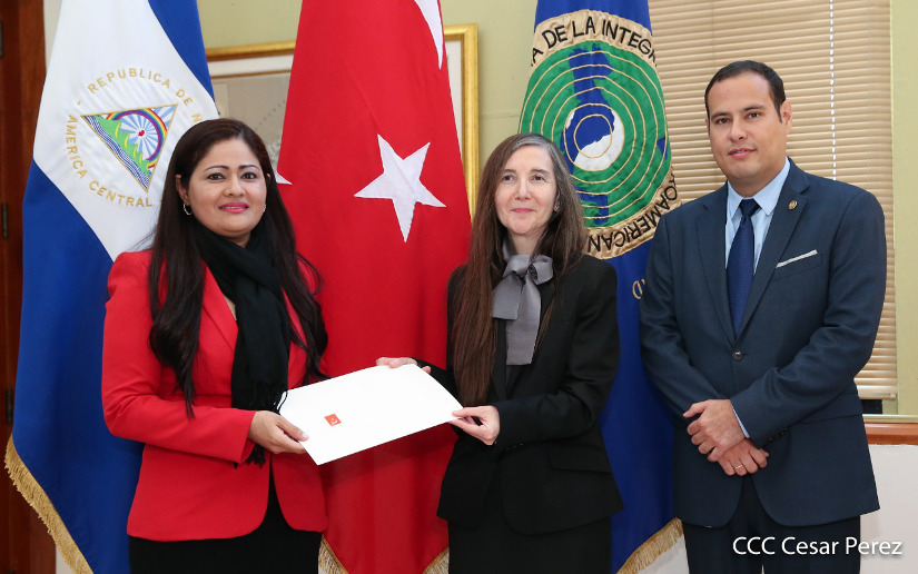 Nueva embajadora de Turquía en Nicaragua entrega copias de estilo en Cancillería
