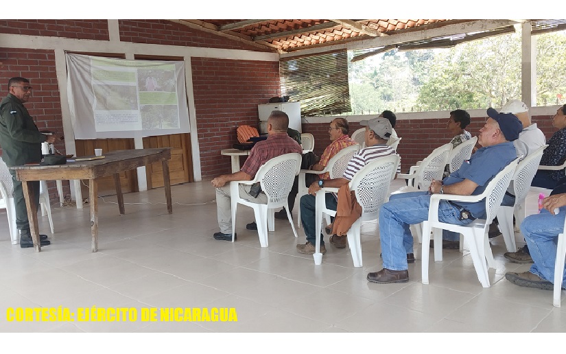 Ejército de Nicaragua se reúne con productores de café del municipio de San Juan de Río Coco