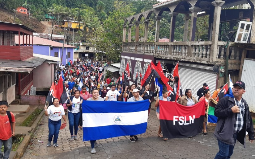 Nicaragüenses caminaron con banderas de triunfos portadas por manos de pueblo trabajador y vencedor