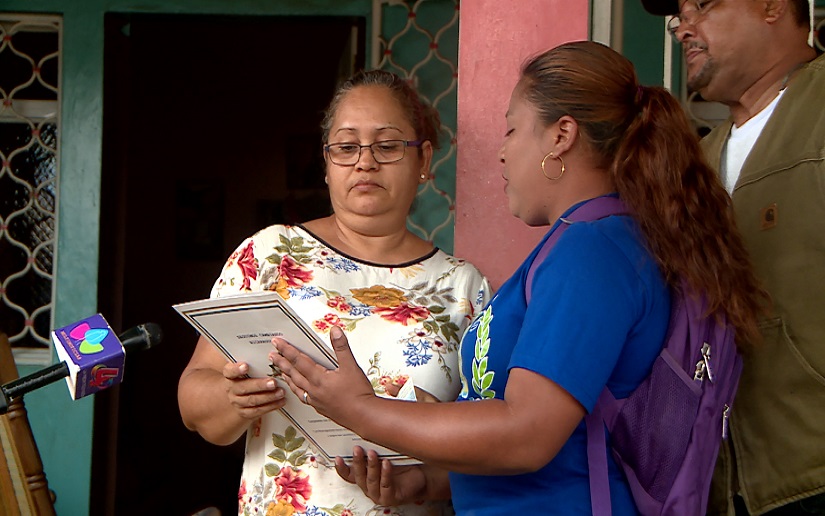 Entregan títulos de propiedad a mujeres que habitan en el distrito VII de Managua