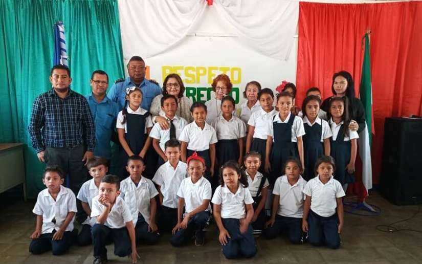 Embajadora de México visitó escuela primaria Benito Juárez