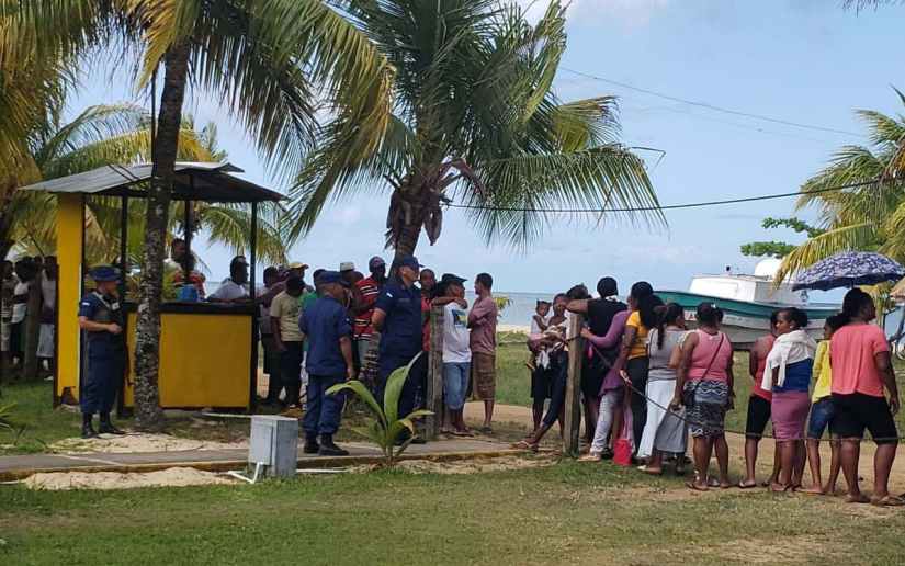 Ejército de Nicaragua garantiza seguridad durante entrega de bonos a pescadores en Corn Island