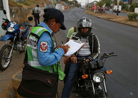 Policía aplica mano dura a motorizados que infringen la ley