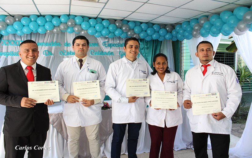 Hospital Manolo Morales gradúa a 27 nuevos médicos en distintas especialidades