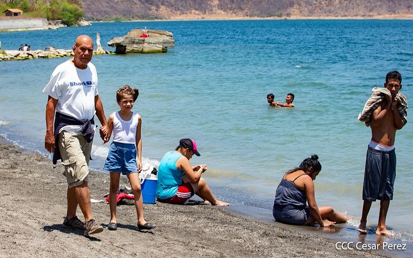 Familias se refrescaron en el centro turístico de Xiloá   