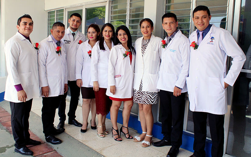 Hospital Alemán-Nicaragüense gradúa a 33 nuevos médicos especialistas
