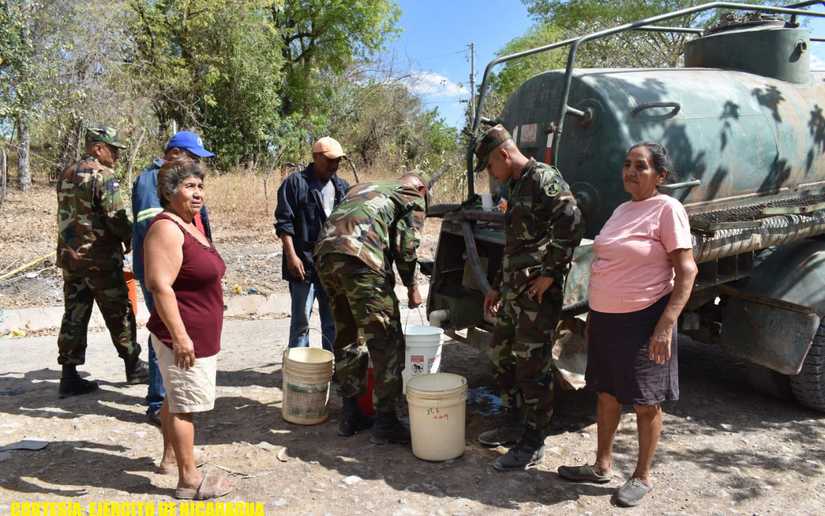 Ejército apoya distribución de agua potable en Villanueva
