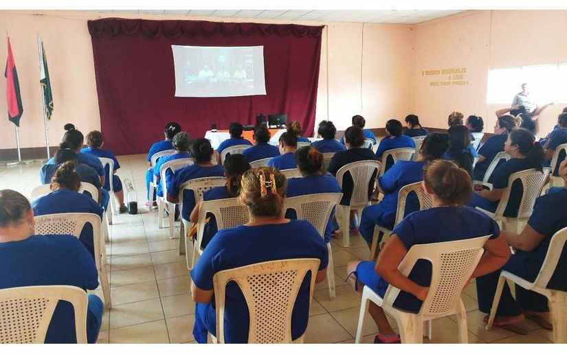 Reclusos participan en culto religioso por videoconferencia