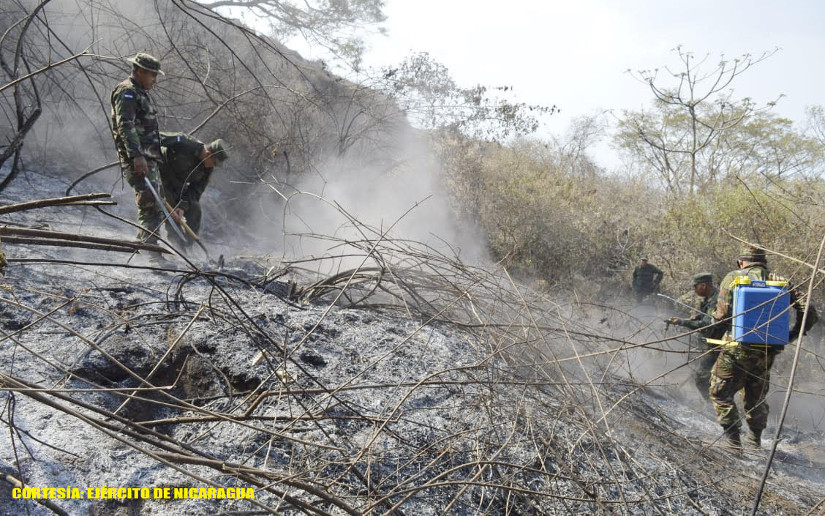 Ejército de Nicaragua participa en sofocación de incendio forestal en volcán Casitas