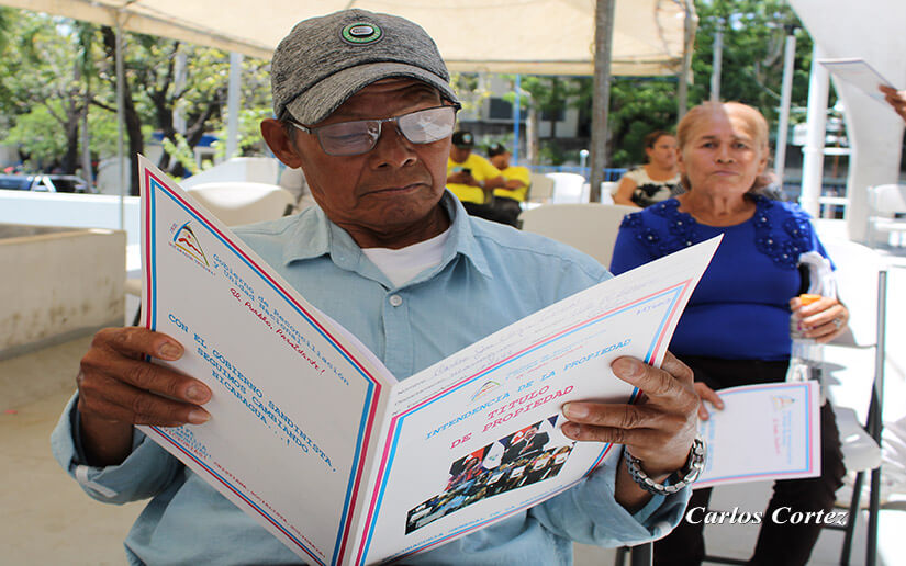 Más de 50 familias nicaragüenses reciben títulos de propiedad