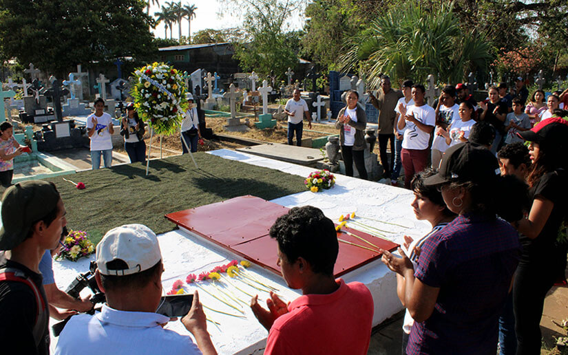 Juventud rinde homenaje a Edgard Lang, héroe y mártir de la gesta de Veracruz