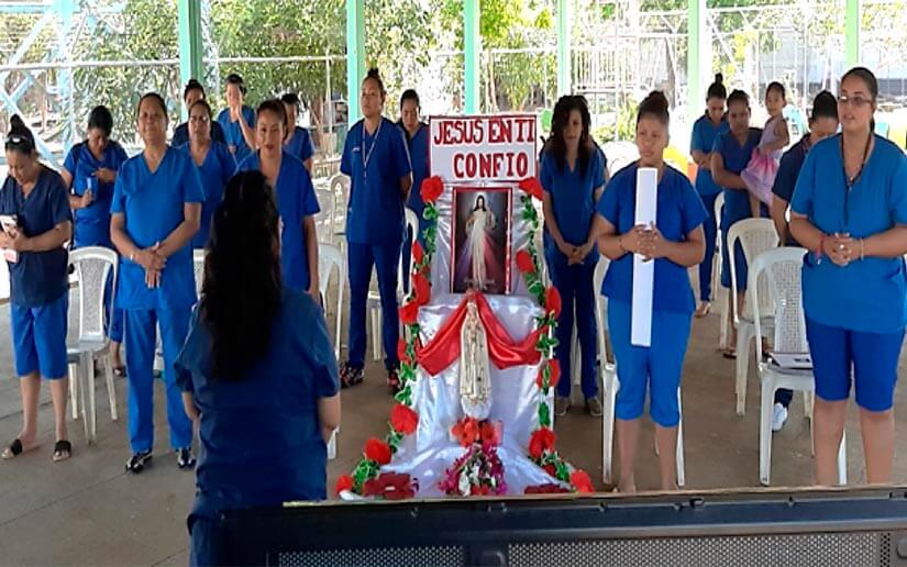 Presos participan en misa virtual en este Domingo de misericordia