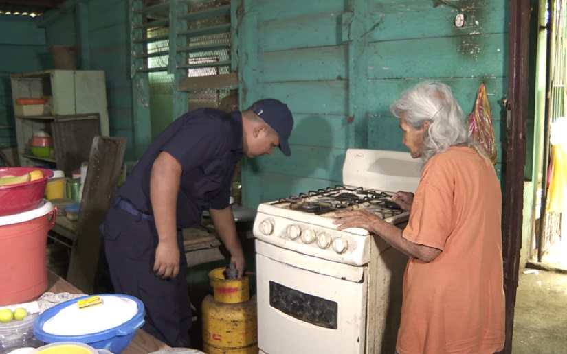 Bomberos revisan sistema eléctrico y tanques de gas en viviendas del reparto Largaespada