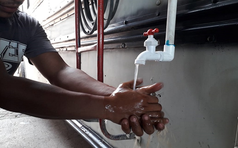 Transportistas en Nicaragua innovan sistema de lavado de manos para prevenir el Covid-19