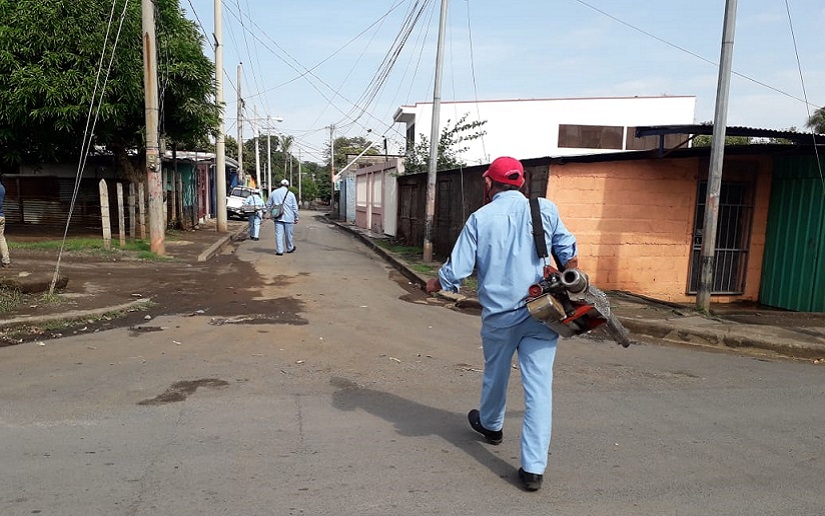 Ministerio de Salud combate el dengue en el barrio Pablo Úbeda del distrito V de Managua