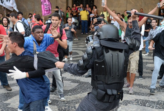 Violentas protestas por precio del transporte sacuden Brasil