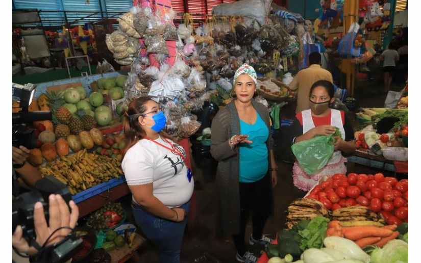 Alcaldesa de Managua visita mercado Róger Deshon