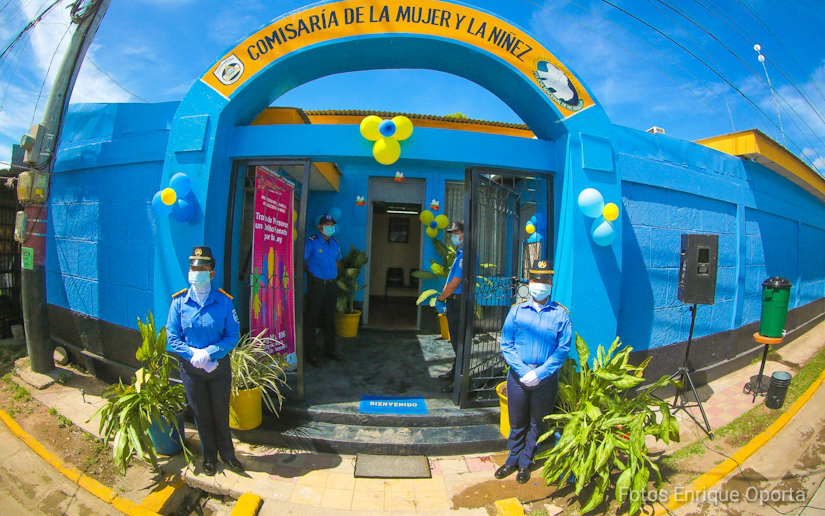 Develan placas con nombres de compañeras heroicas en diez Comisarías de la Mujer de Nicaragua