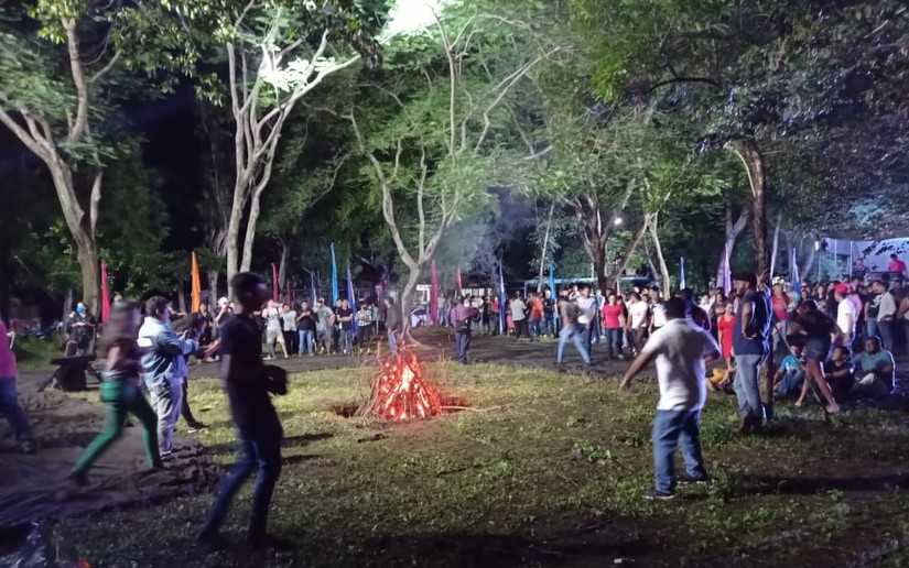 Estudiantes en León encienden fogata para conmemorar el 23 de Julio
