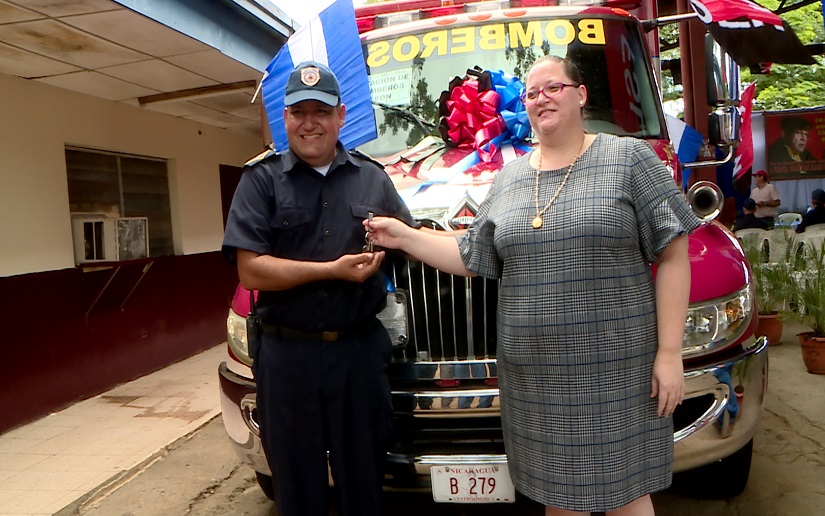Ministerio de Gobernación de Nicaragua entrega ambulancia a estación de bomberos en León