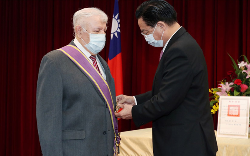 Embajador de Nicaragua condecorado con Orden de la Estrella Brillante con Gran Cordón en Taiwán