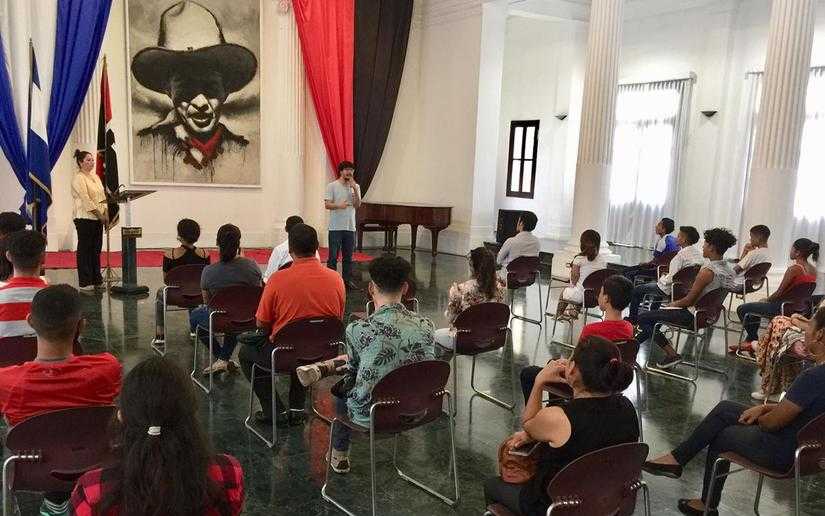 Jóvenes poetas nicaragüenses rinden homenaje al 42 aniversario de la toma del Palacio con recital de poesía