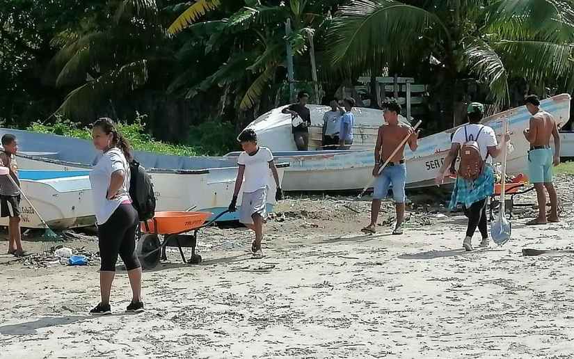 Realizan jornada de limpieza en playas de Bilwi