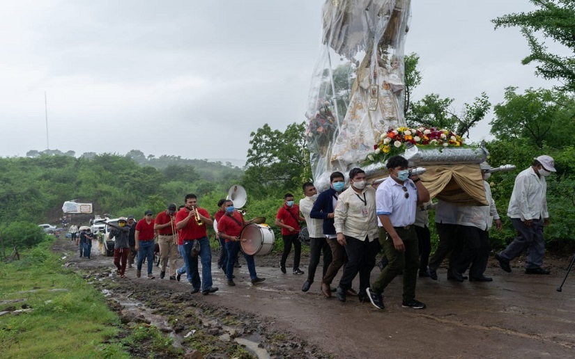 Feligreses participan en la procesión de la Virgen de La Merced al Fortín en León