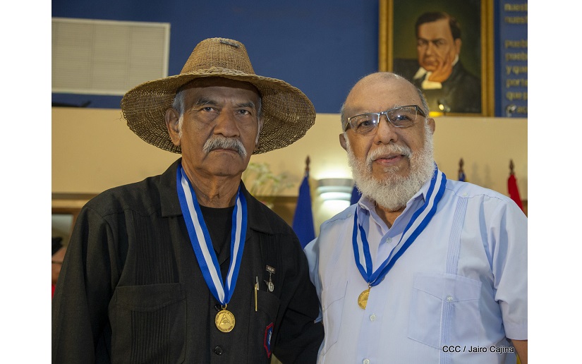 Entregan Medalla Asamblea Nacional de Oro a los maestros Orlando Pineda y Miguel de Castilla