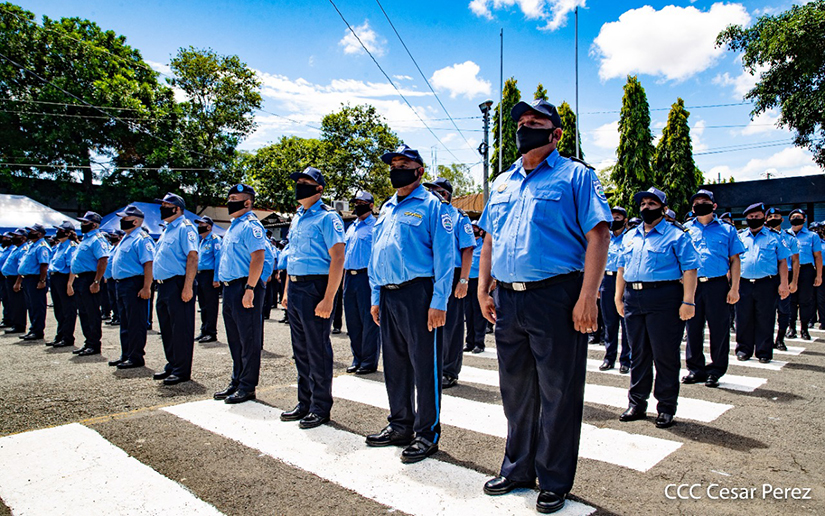 Más de 600 oficiales de la Policía Nacional reciben ascenso en grados