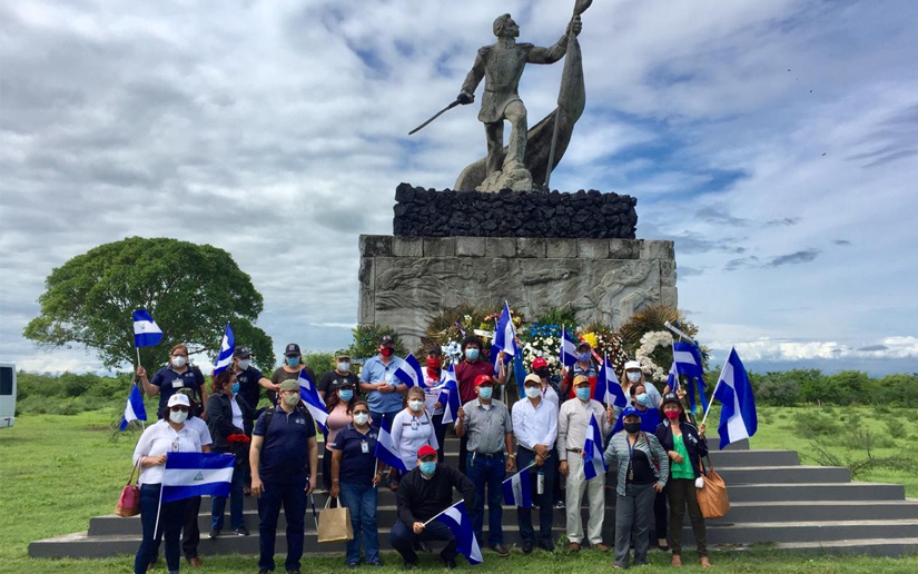 Servidores públicos depositan ofrendas a los héroes de la Batalla de San Jacinto