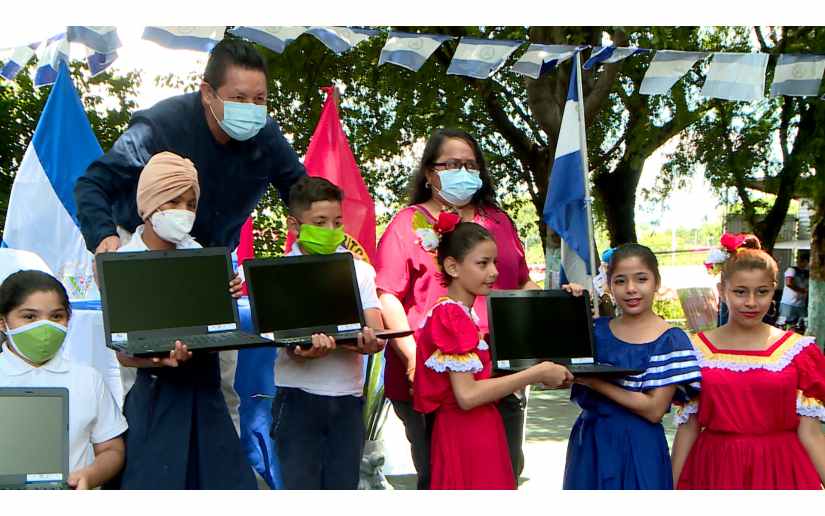 Entregan computadoras portátiles con material educativo al colegio Francisco Morazán en Managua