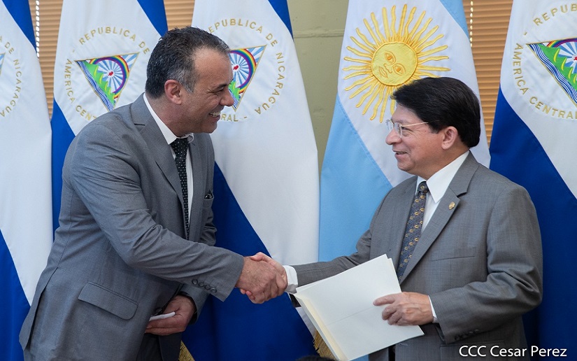 Canciller de Nicaragua recibe Copias de Estilo del Embajador de la República de Argentina