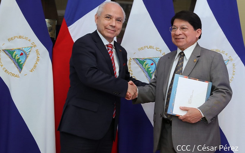Nuevo embajador de Chile presenta Copias de Estilo al canciller de Nicaragua