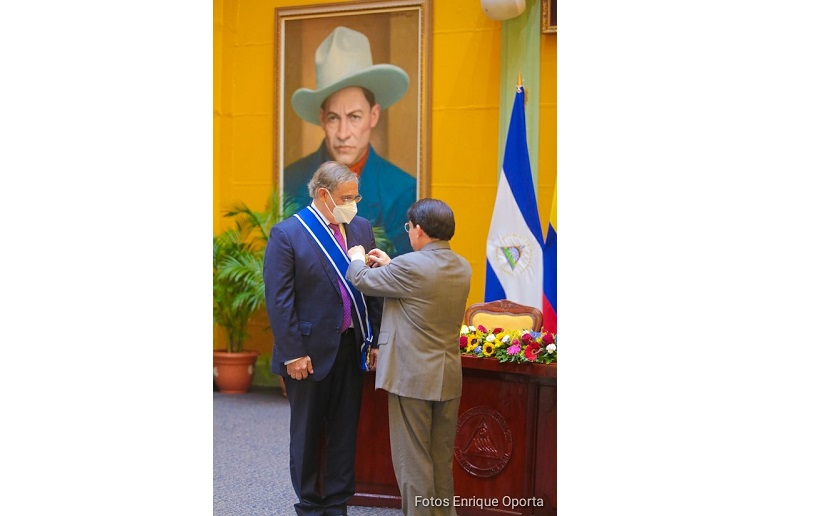 Nicaragua condecora a Embajador de Colombia
