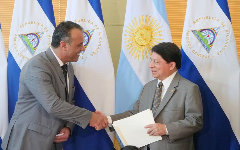 Embajador de Argentina presenta Copias de Estilo