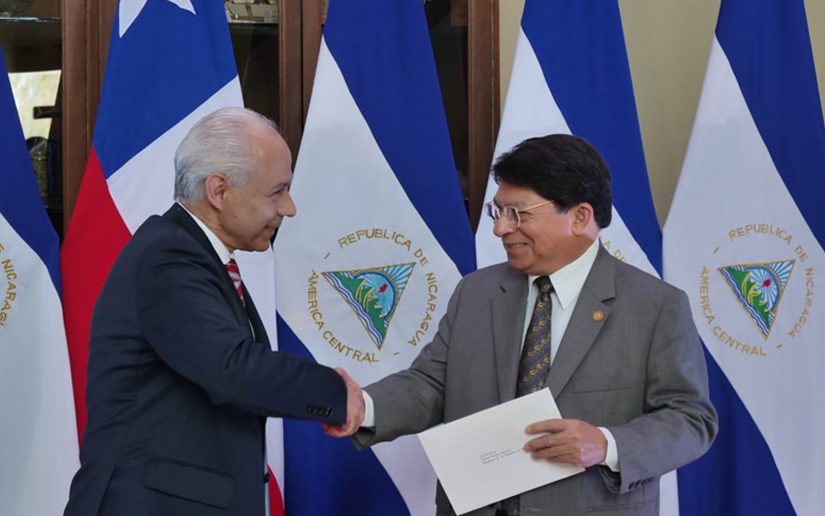 Embajador de Chile presenta copias de estilo al canciller Denis Moncada 