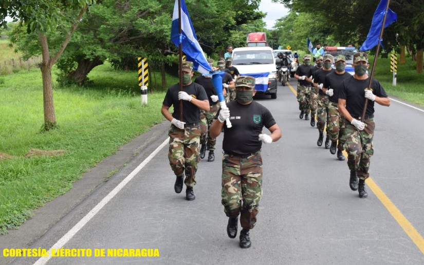 Efectivos militares participan en el recorrido de la Antorcha de la libertad Centroamericana