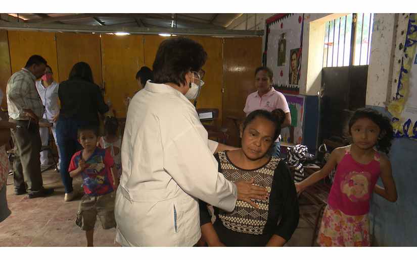Familias de Pochocuape participan en feria de salud para celebrar las fiestas patrias
