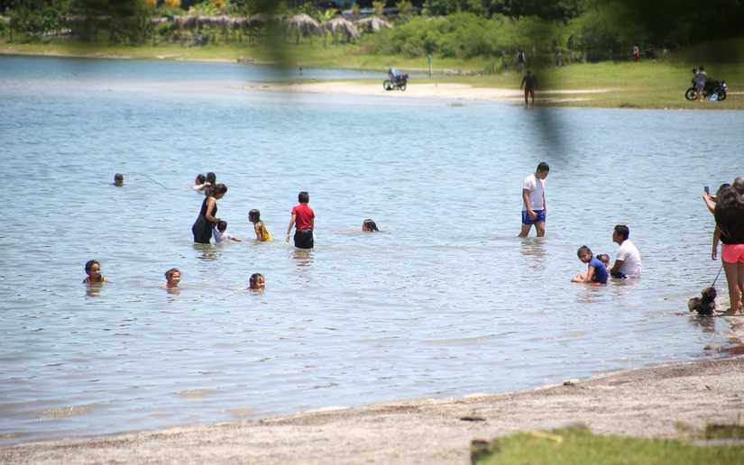 Bañistas disfrutan mañana soleada en en Laguna de Xiloá