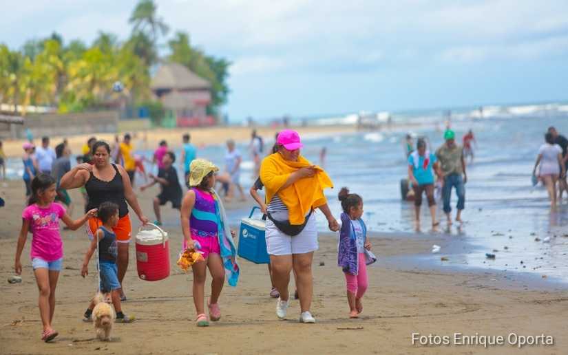 Saludan las fiestas patrias disfrutando las costas de Pochomil y Masachapa