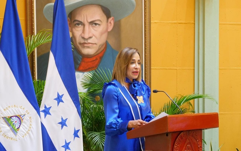 Nicaragua condecora a Embajadora de Honduras