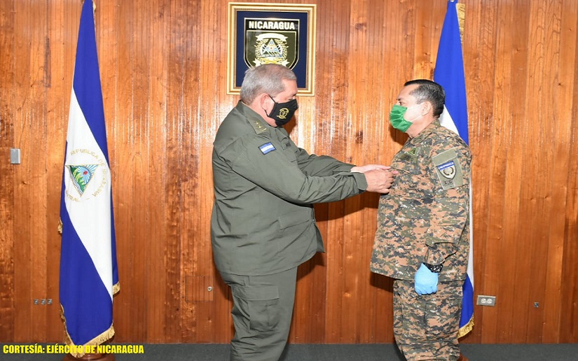 Ejército de Nicaragua condecora al agregado de defensa a la Embajada de la República de El Salvador