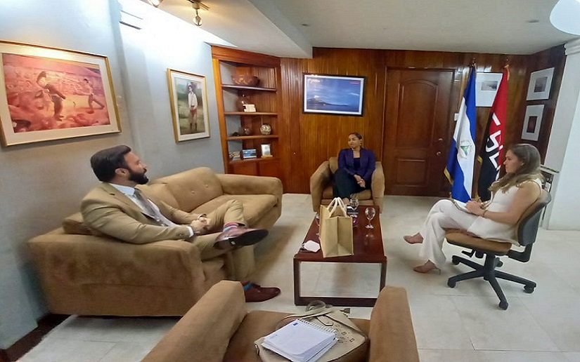 Encuentro entre INTUR y Embajador de El Salvador