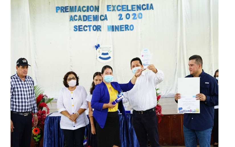 Ministerio de Educación entrega reconocimientos alumnos y docentes de Las Minas y Mulukukú