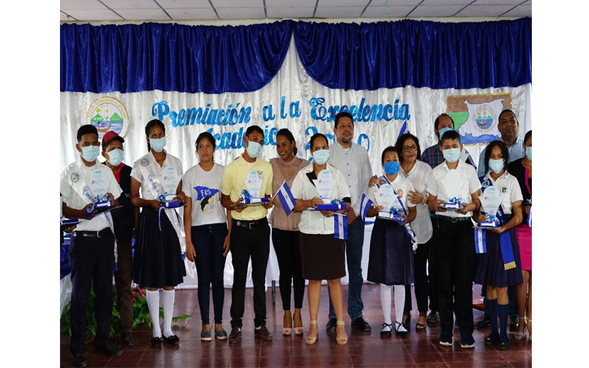 Ministerio de Educación entrega reconocimiento a mejores docentes y estudiantes de la Costa Caribe Norte