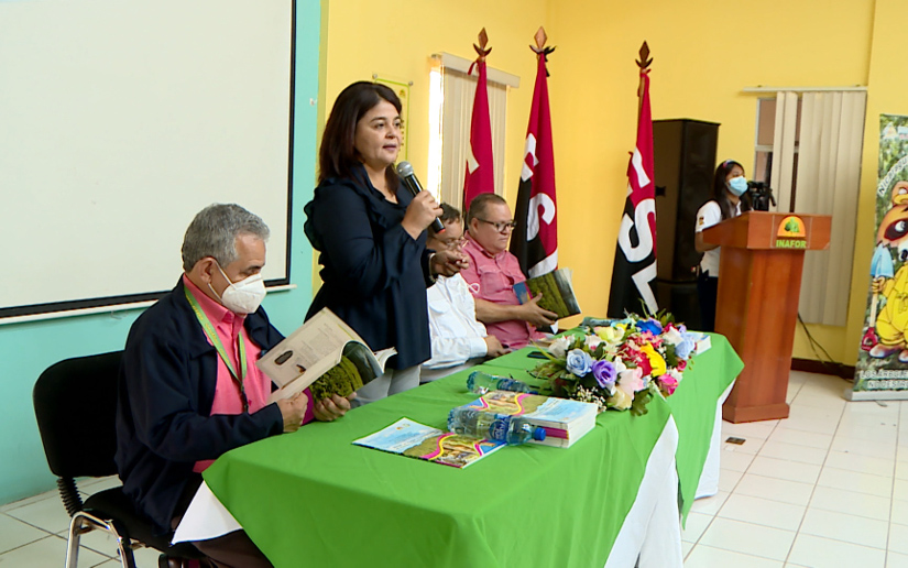 Presentan manual a viveristas de Nicaragua para identificar los insectos que afectan las plantas