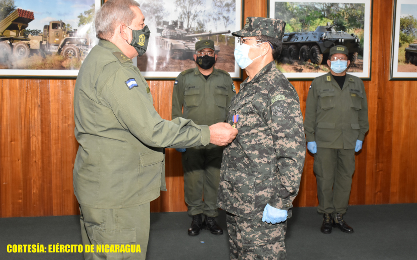 Condecoración al Agregado de Defensa a la Embajada de la República de Honduras