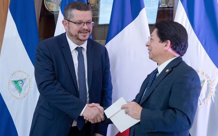  Embajador de Francia presenta Copias de Estilo al Canciller Denis Moncada